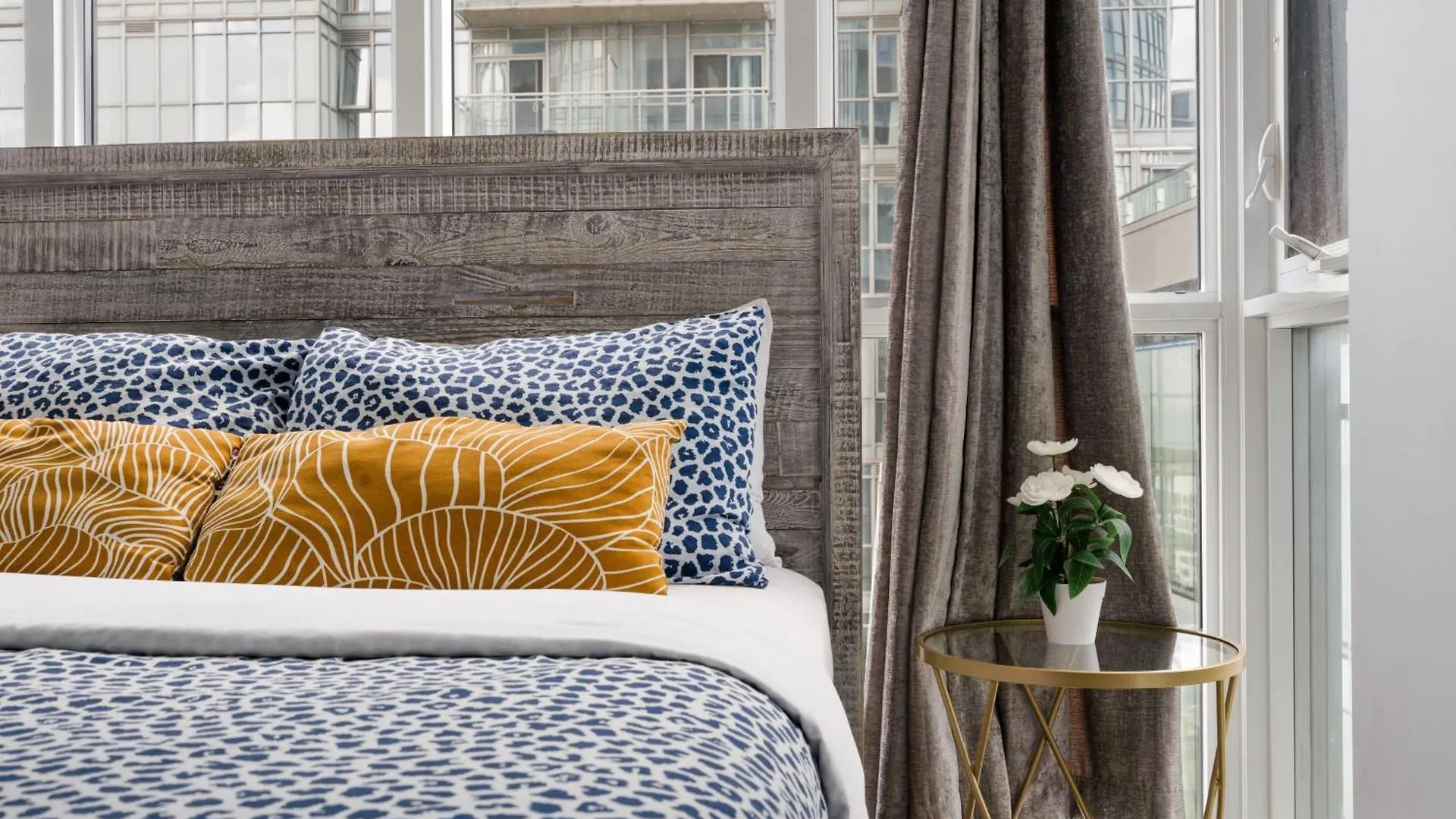 Urban Getaway Downtown Apartment Toronto