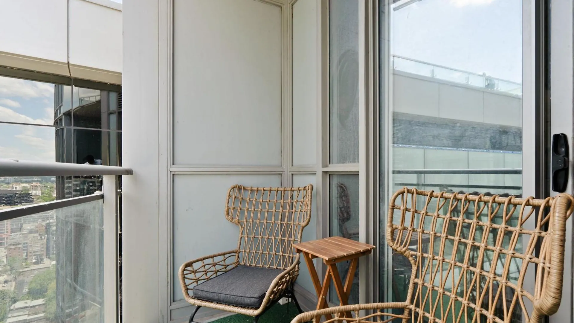 Urban Getaway Downtown Apartment Toronto